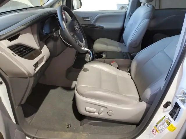 2019 TOYOTA SIENNA XLE  