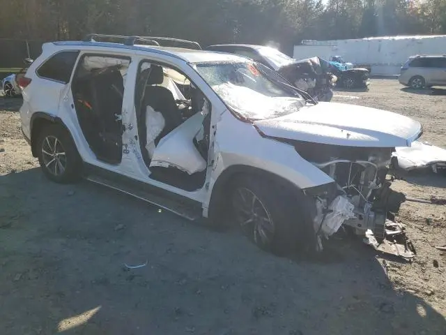 2017 TOYOTA HIGHLANDER SE  