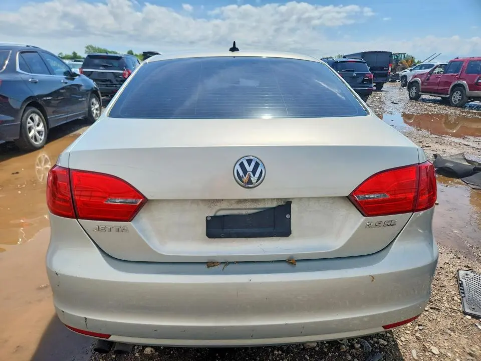 2011 VOLKSWAGEN JETTA SE  