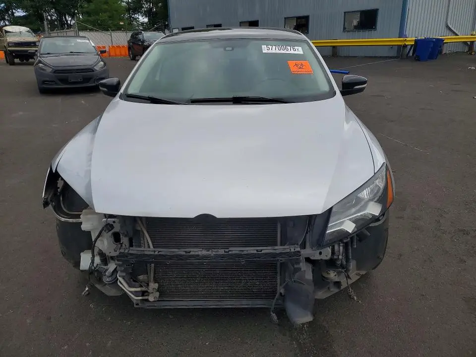 2015 VOLKSWAGEN PASSAT SE  