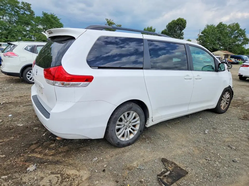2013 TOYOTA SIENNA XLE 8-PASSENGER  