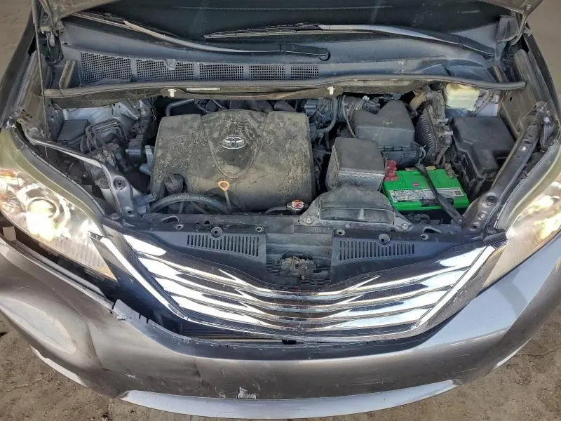 2017 TOYOTA SIENNA XLE  