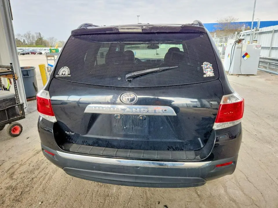 2011 TOYOTA HIGHLANDER SE  
