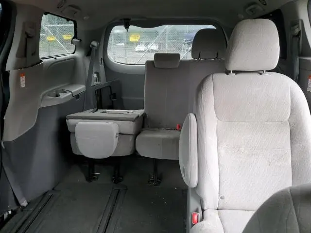 2017 TOYOTA SIENNA LE  