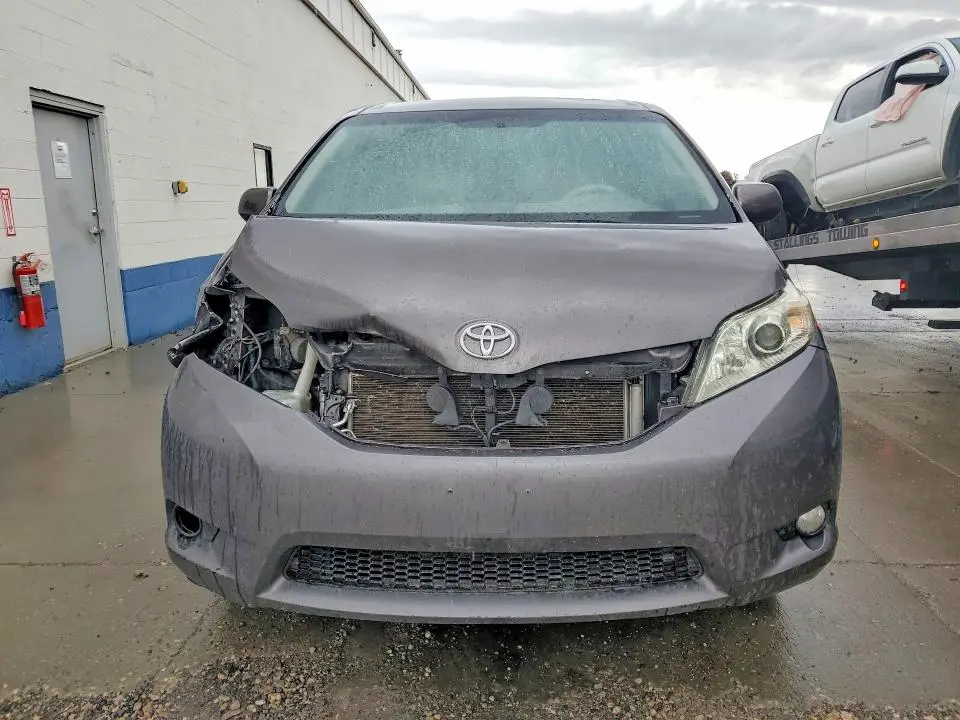 2014 TOYOTA SIENNA XLE 7-PASSENGER  