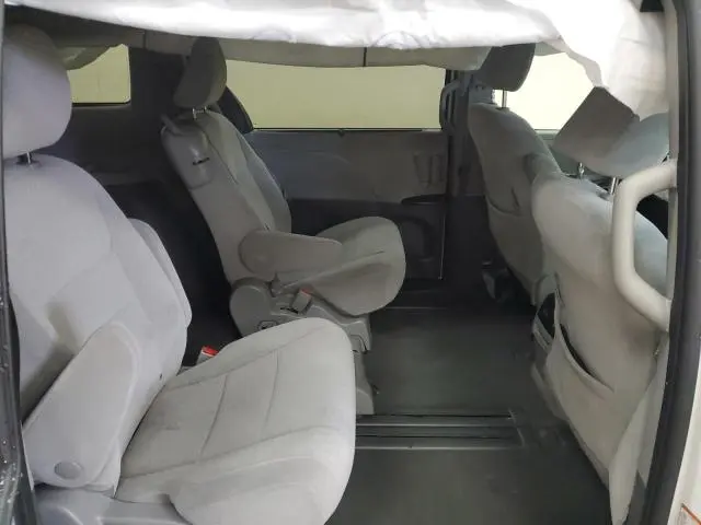 2020 TOYOTA SIENNA LE  