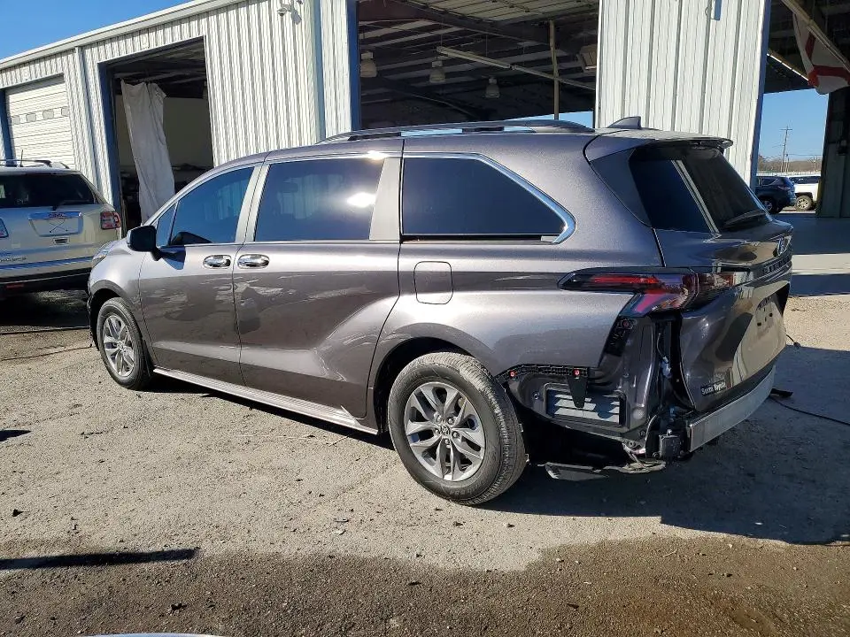 2024 TOYOTA SIENNA XLE 8-PASSENGER  