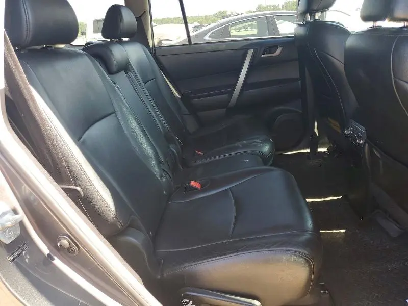 2012 TOYOTA HIGHLANDER SE  
