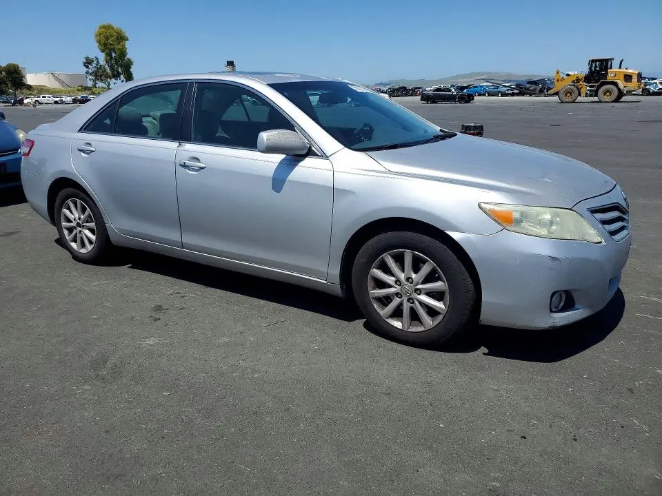 2011 TOYOTA CAMRY XLE V6  
