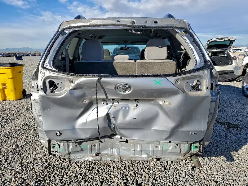 2017 TOYOTA SIENNA LE  