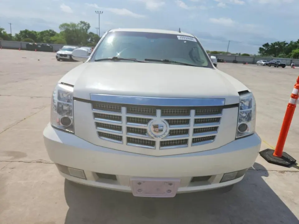 2011 CADILLAC ESCALADE LUXURY  