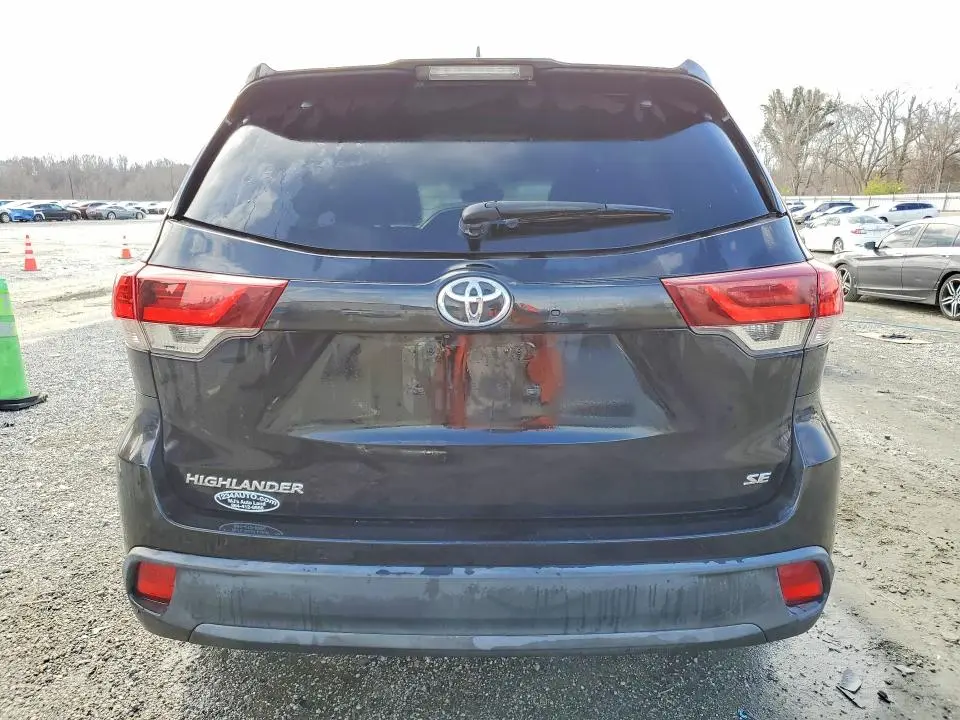 2019 TOYOTA HIGHLANDER SE  