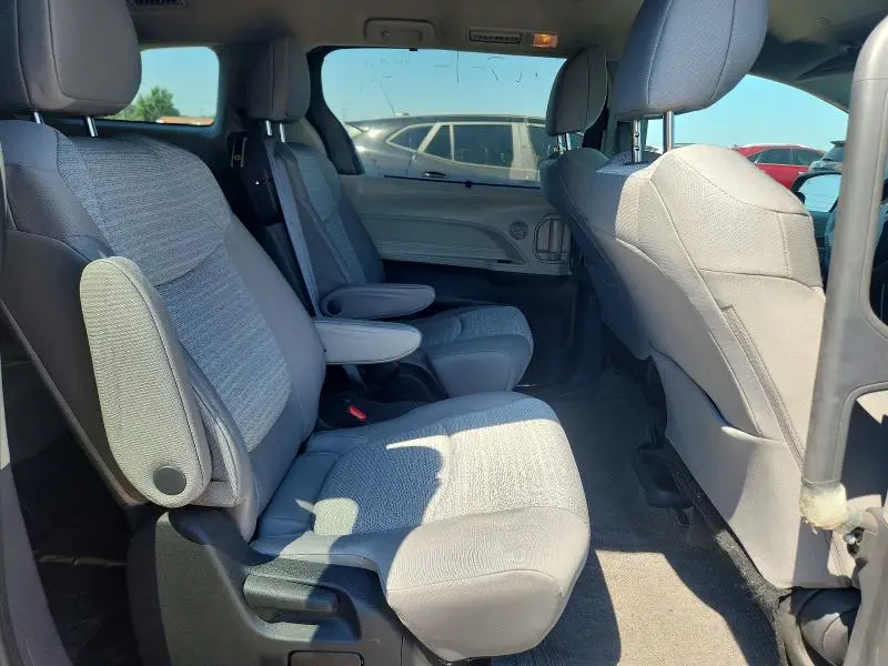 2022 TOYOTA SIENNA LE  