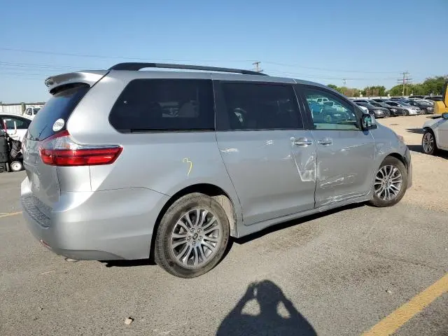 2020 TOYOTA SIENNA XLE  