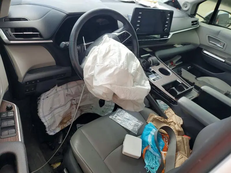 2022 TOYOTA SIENNA XLE  