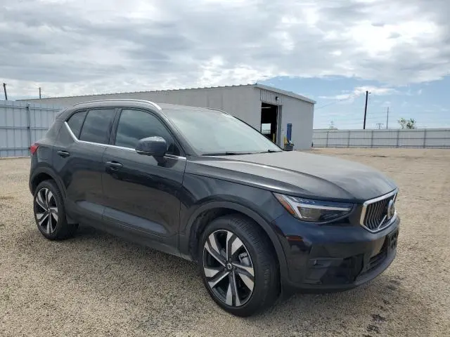 2024 VOLVO XC40 PLUS  