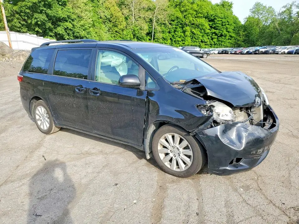 2015 TOYOTA SIENNA LE  