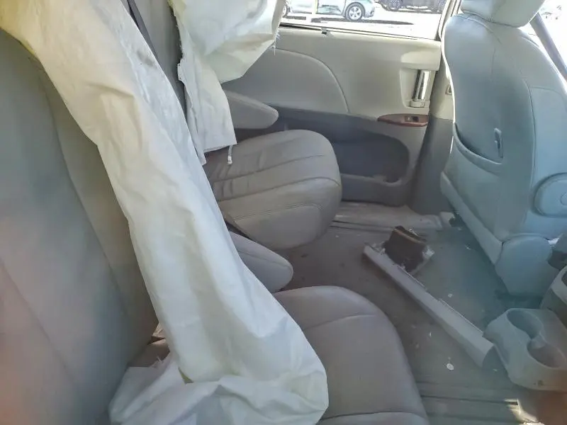 2013 TOYOTA SIENNA XLE  