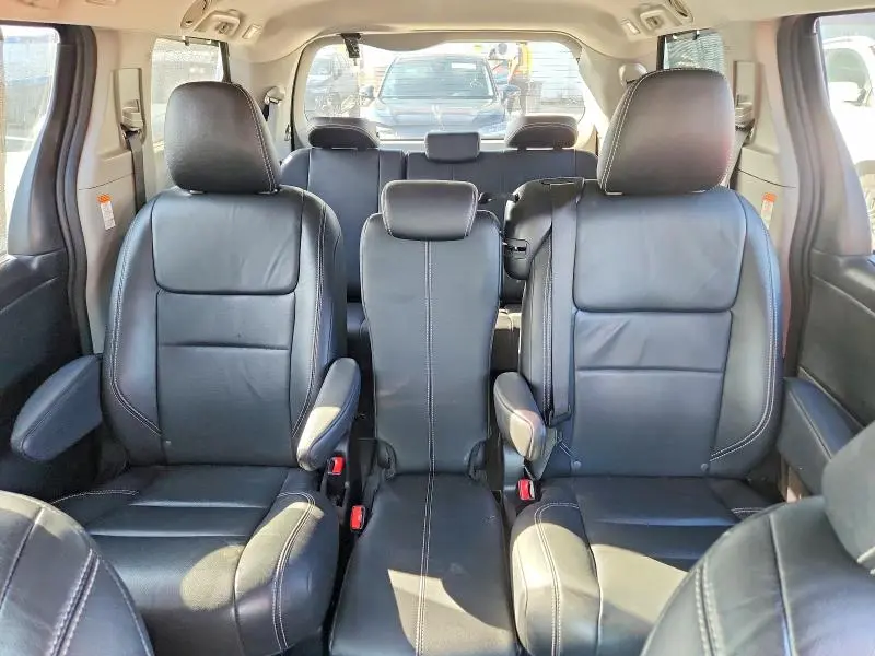 2017 TOYOTA SIENNA SE  