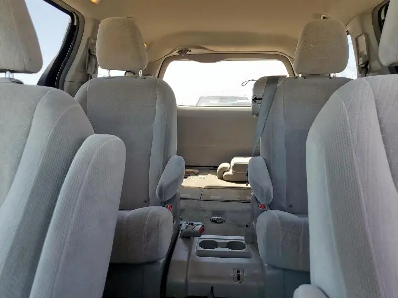 2016 TOYOTA SIENNA LE  