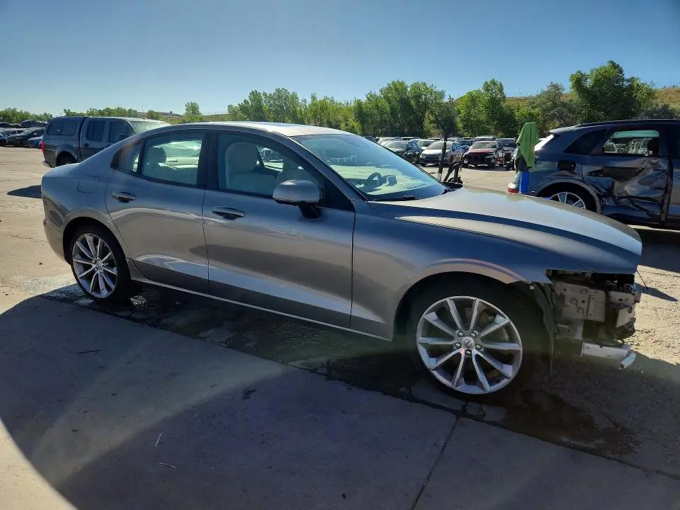 2021 VOLVO S60 T6 MOMENTUM  