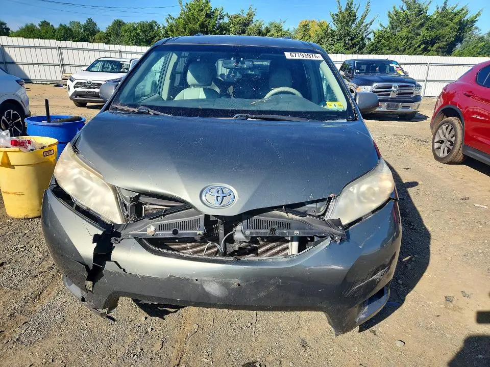 2013 TOYOTA SIENNA LE  