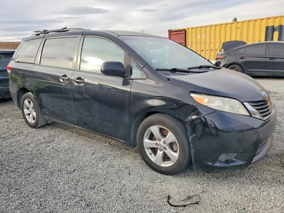 2013 TOYOTA SIENNA LE  