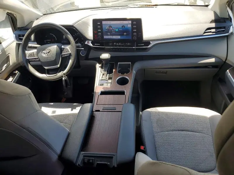 2021 TOYOTA SIENNA LE  
