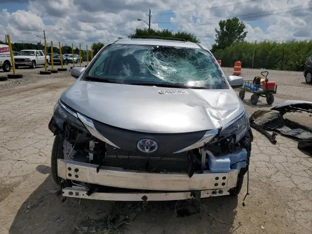 2024 TOYOTA SIENNA XLE  