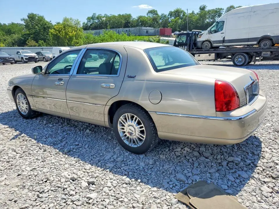 2011 LINCOLN TOWN CAR SIGNATURE LIMITED  