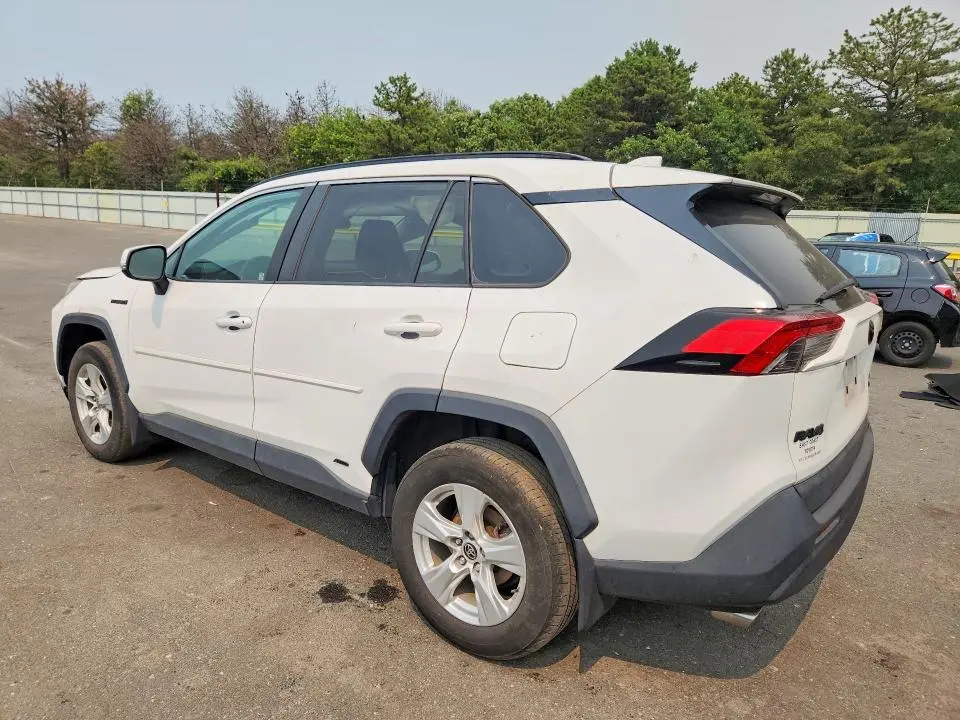 2021 TOYOTA RAV4 XLE  