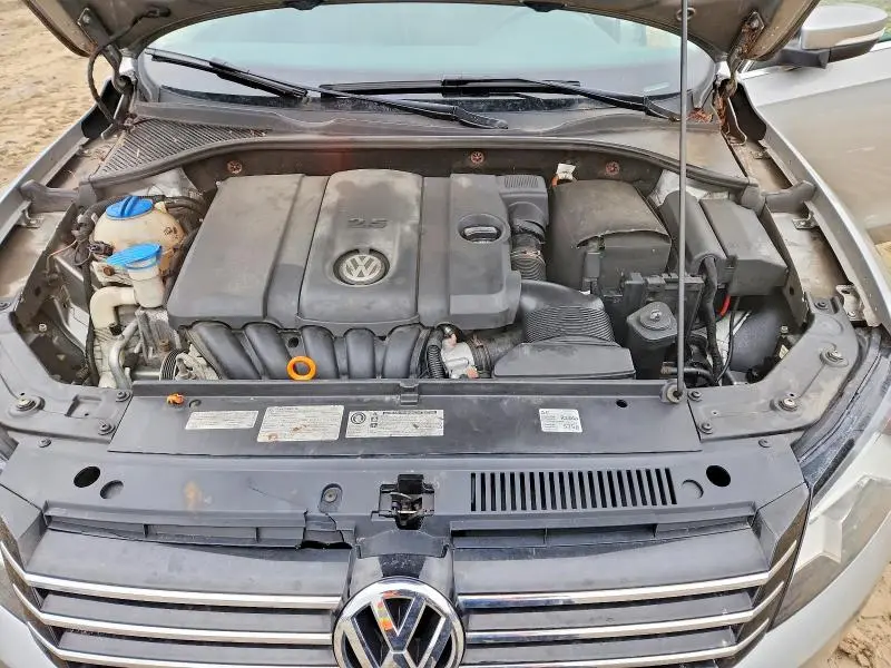 2013 VOLKSWAGEN PASSAT   