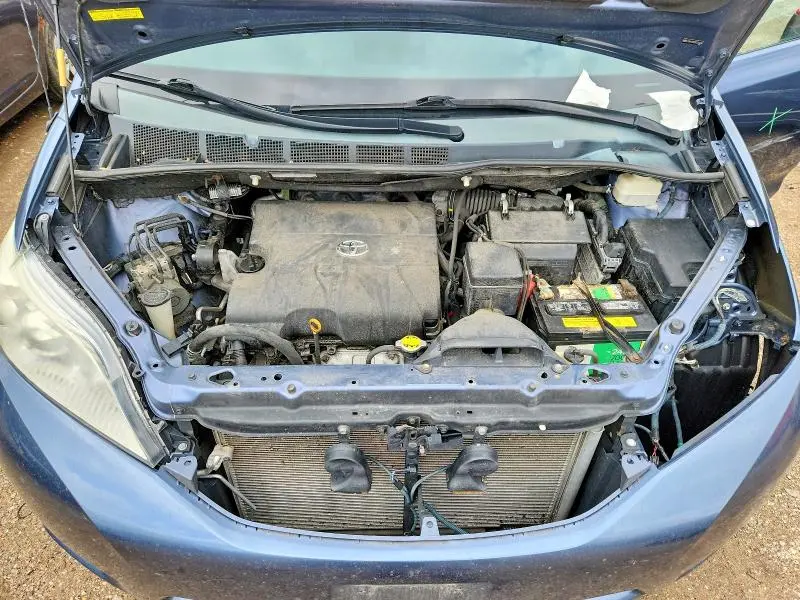 2013 TOYOTA SIENNA LE  