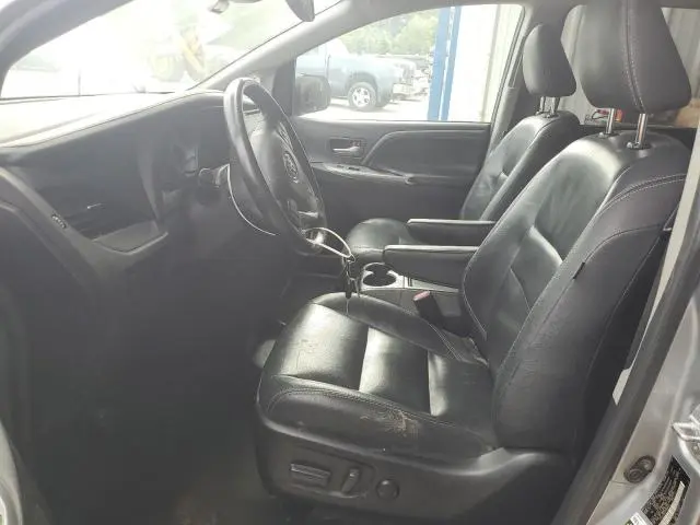 2018 TOYOTA SIENNA SE  