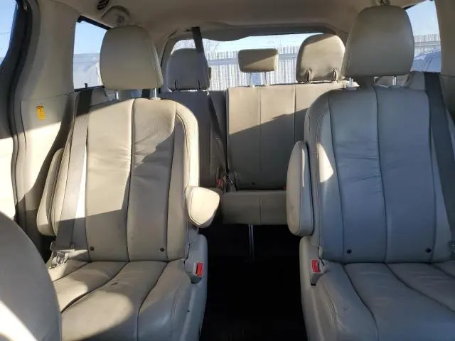 2011 TOYOTA SIENNA XLE  