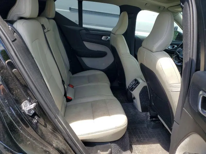 2021 VOLVO XC40 T5 MOMENTUM  