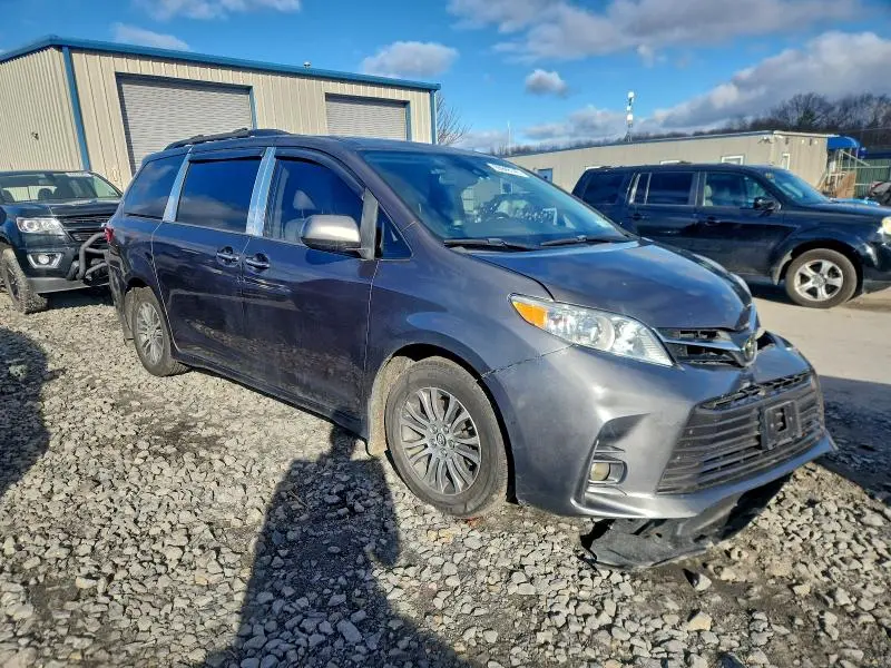 2018 TOYOTA SIENNA XLE  
