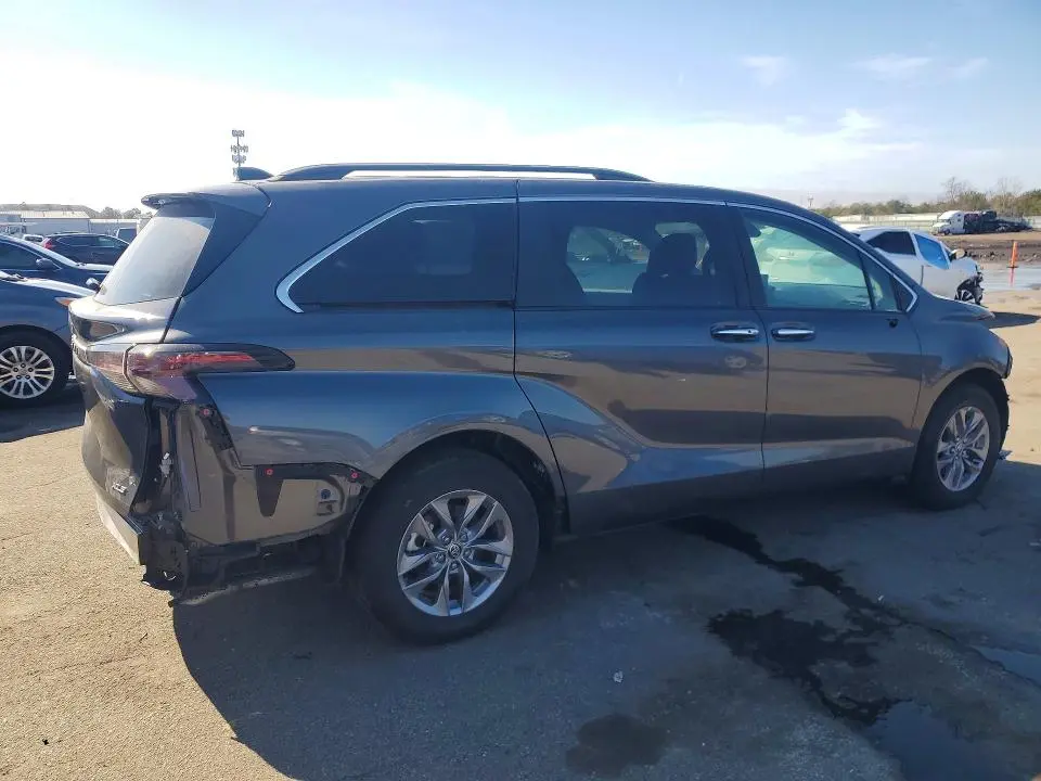 2025 TOYOTA SIENNA XLE 8-PASSENGER  