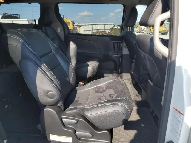2016 TOYOTA SIENNA SE  