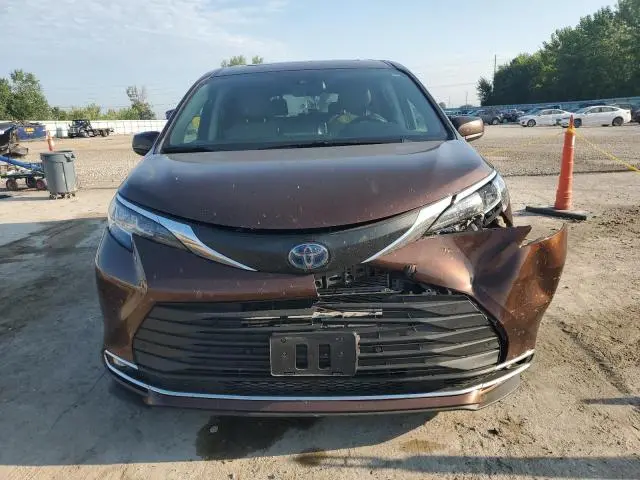 2021 TOYOTA SIENNA XLE  