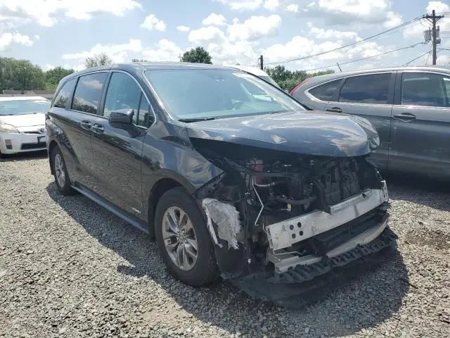2021 TOYOTA SIENNA LE  
