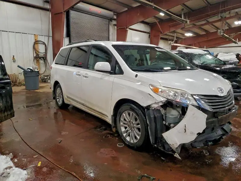 2013 TOYOTA SIENNA XLE  