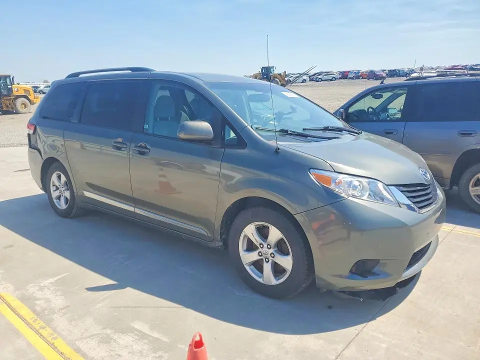2014 TOYOTA SIENNA LE  