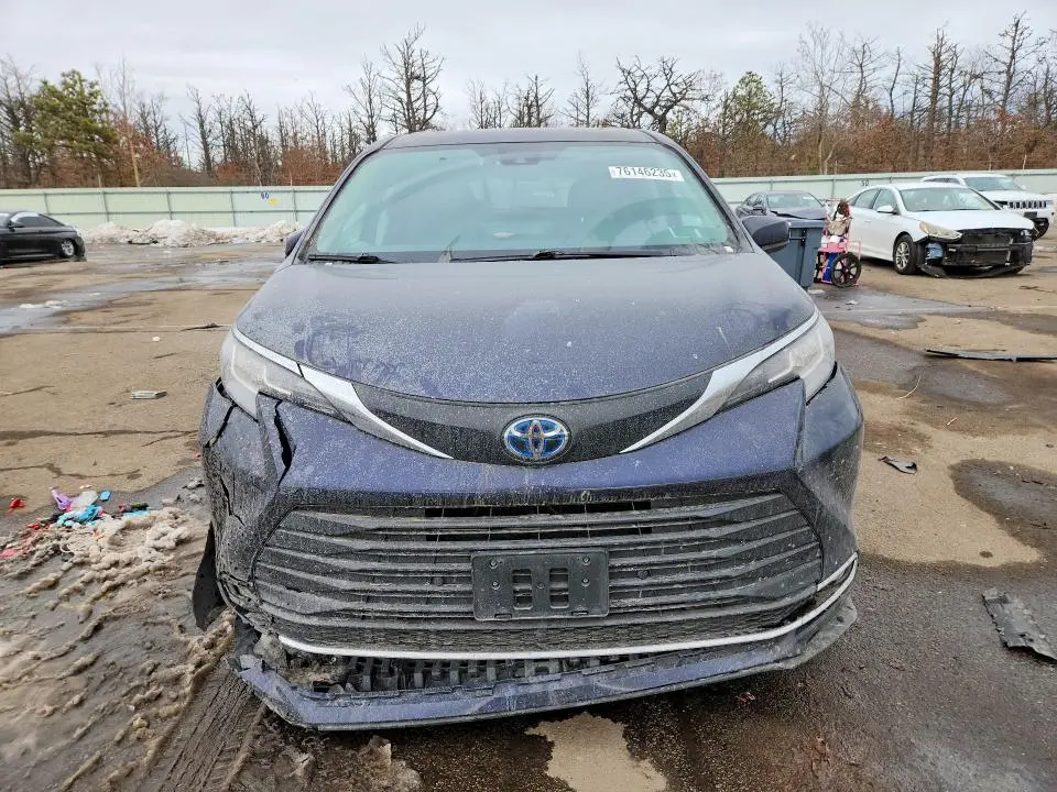 2022 TOYOTA SIENNA XLE  