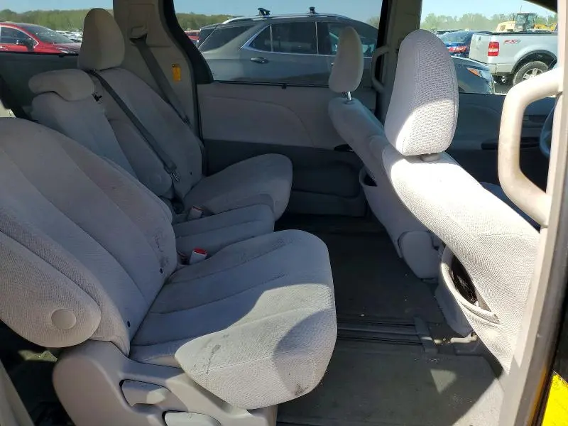 2014 TOYOTA SIENNA LE  