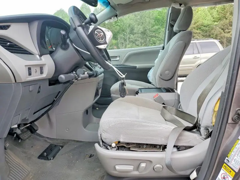 2016 TOYOTA SIENNA LE  