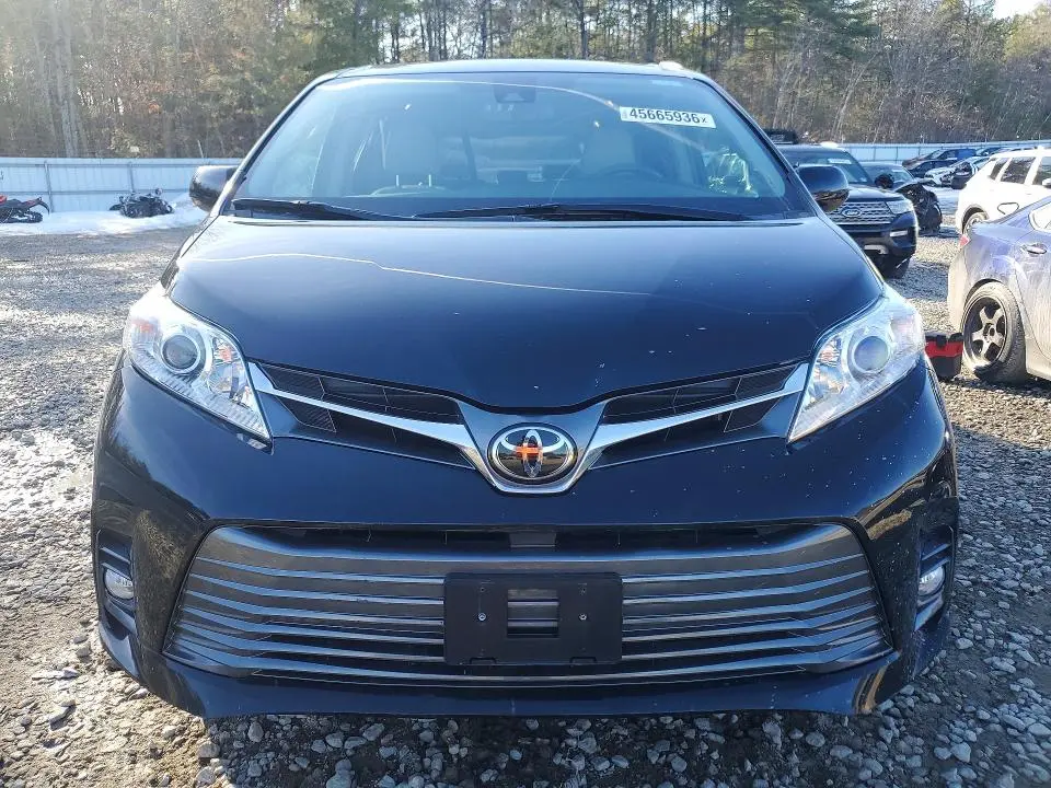 2018 TOYOTA SIENNA XLE 8-PASSENGER  