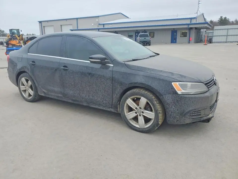 2013 VOLKSWAGEN JETTA SE  