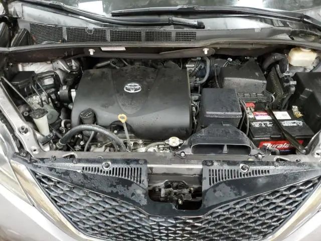 2017 TOYOTA SIENNA SE  