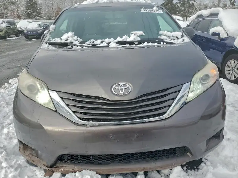 2017 TOYOTA SIENNA LE  